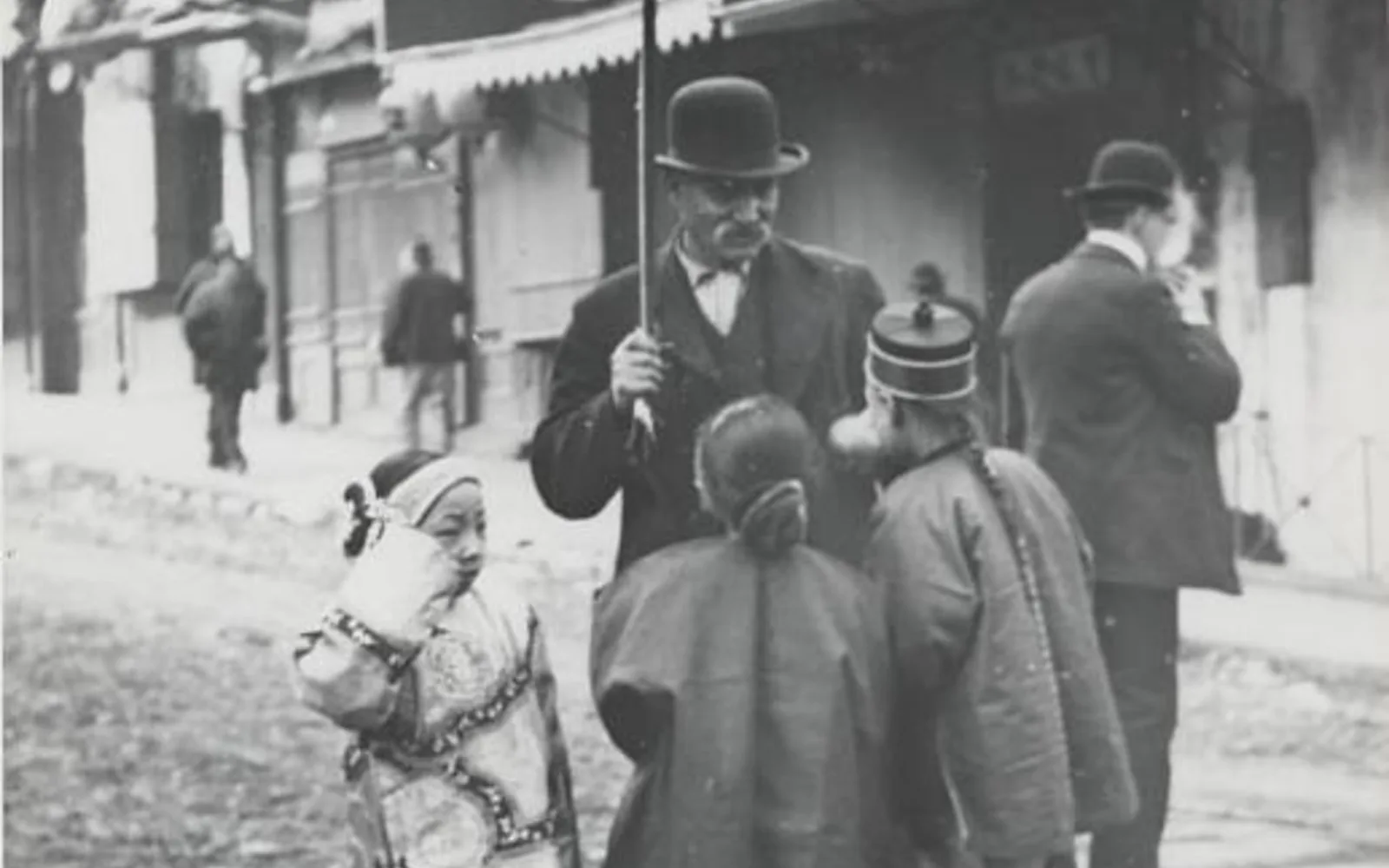 Chinese-American children and balloon salesman, historical photograph